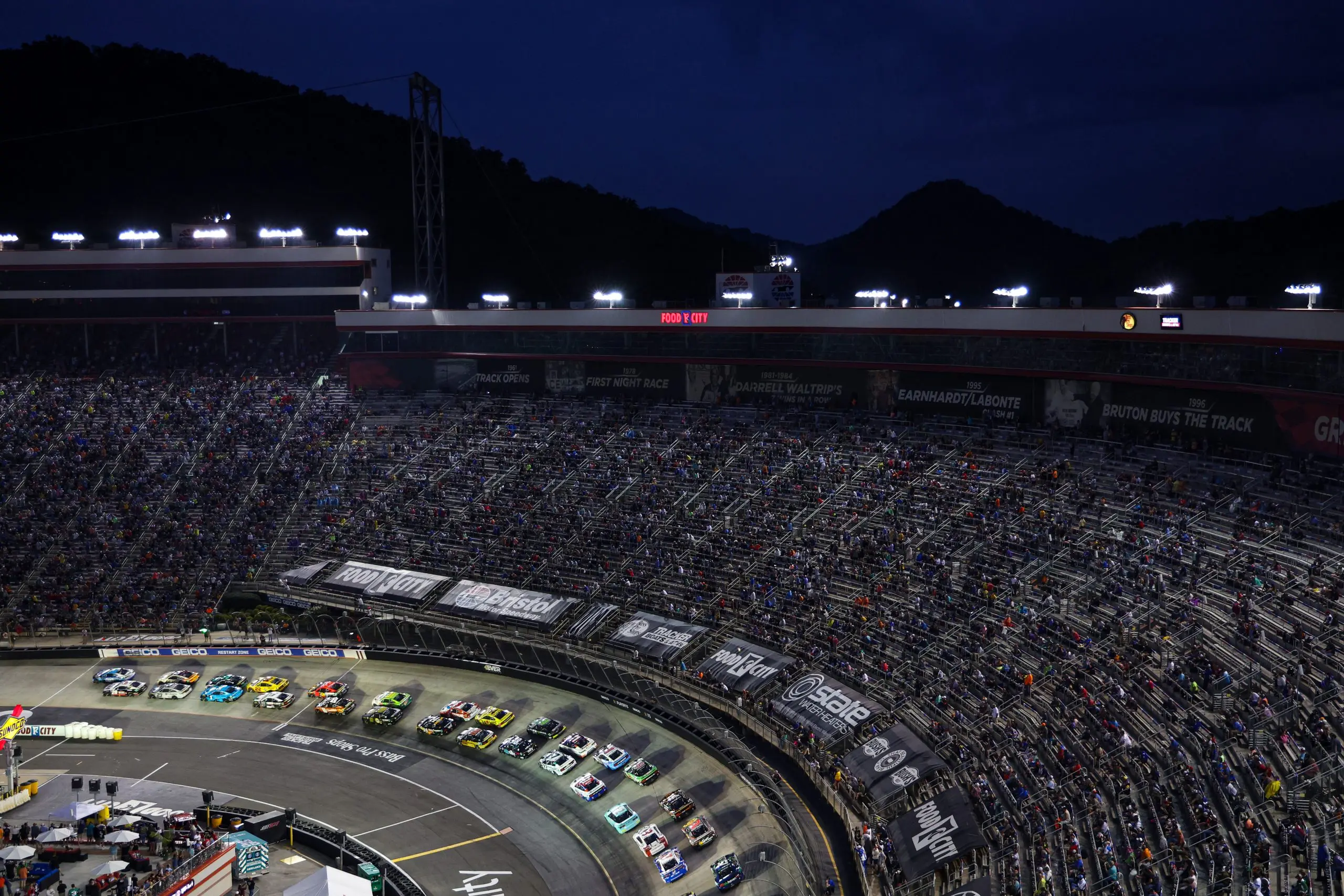 Bristol Motor Speedway: La Historia del Último Gran Coliseo - How many NASCAR races are in Bristol Tennessee bristol motor speedway speedway boulevard bristol tn - How many NASCAR races are in Bristol Tennessee